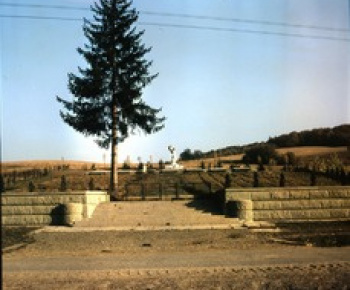 Pamätník obetiam a výstavba cintorína